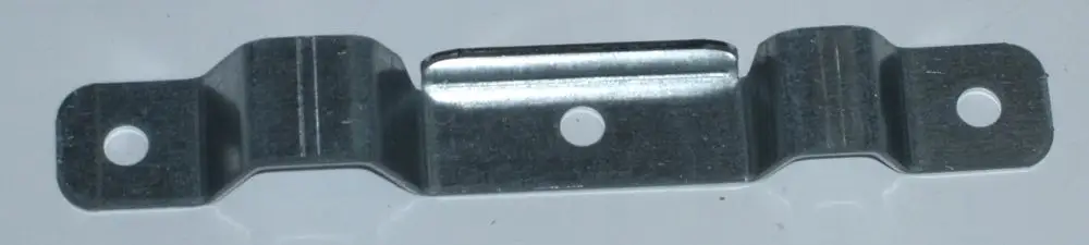 Metallrohrbefestigung für die Montage von DAIKIN-Geräten, mit zwei Löchern zur Befestigung und einer mittigen Rille für Stabilität.